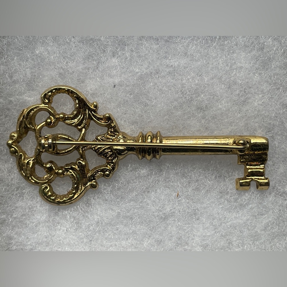 English Key Pin Brooch - Picture 2 of 3